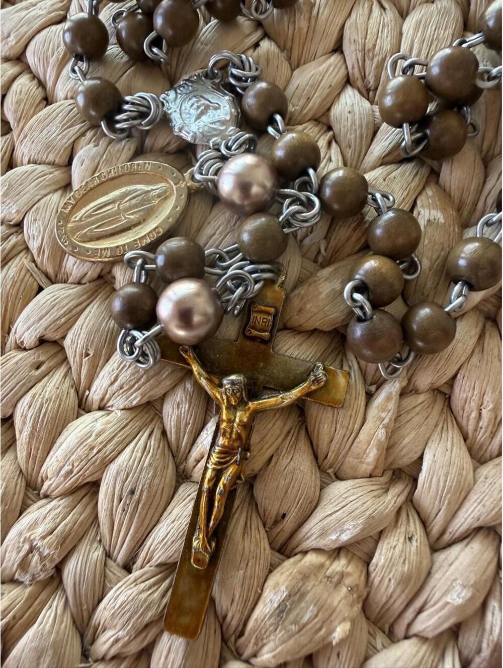 VINTAGE ROSARY STYLE NECKLACE | WOOD BEADS + CRUCIFIX